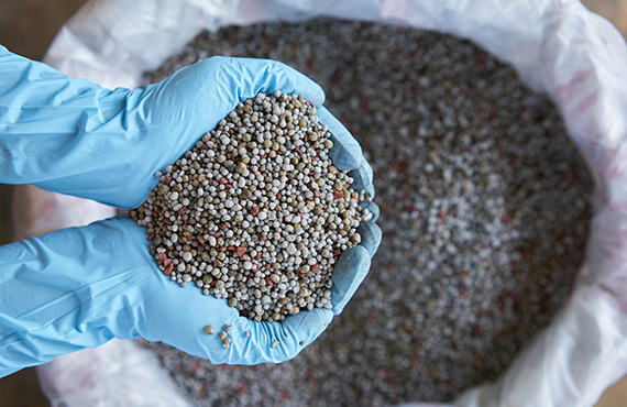 Common challenges in the distillation process include pressure fluctuations, poor control, feed variability, temperature changes, and deteriorating equipment.